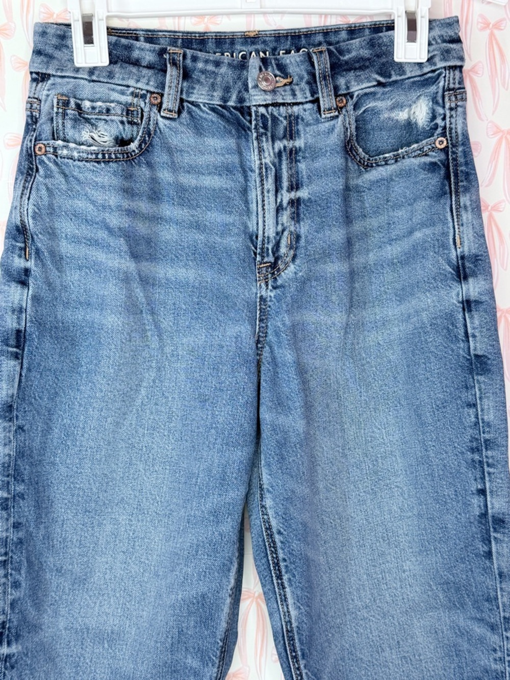 American Eagle Outfitters Women's Boyfriend Jeans in Light Blue Wash - Picture 2 of 8